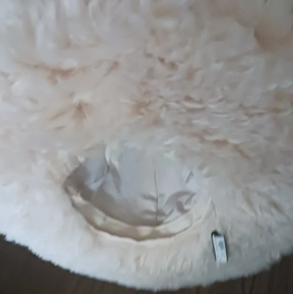 AKIRA Ultimate Fluff Bucket Hat - Picture 4 of 6